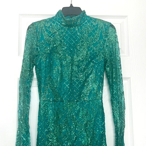 MAKE AN OFFER!! Elegant Emerald Green Mermaid Fit Dress - Picture 3 of 10